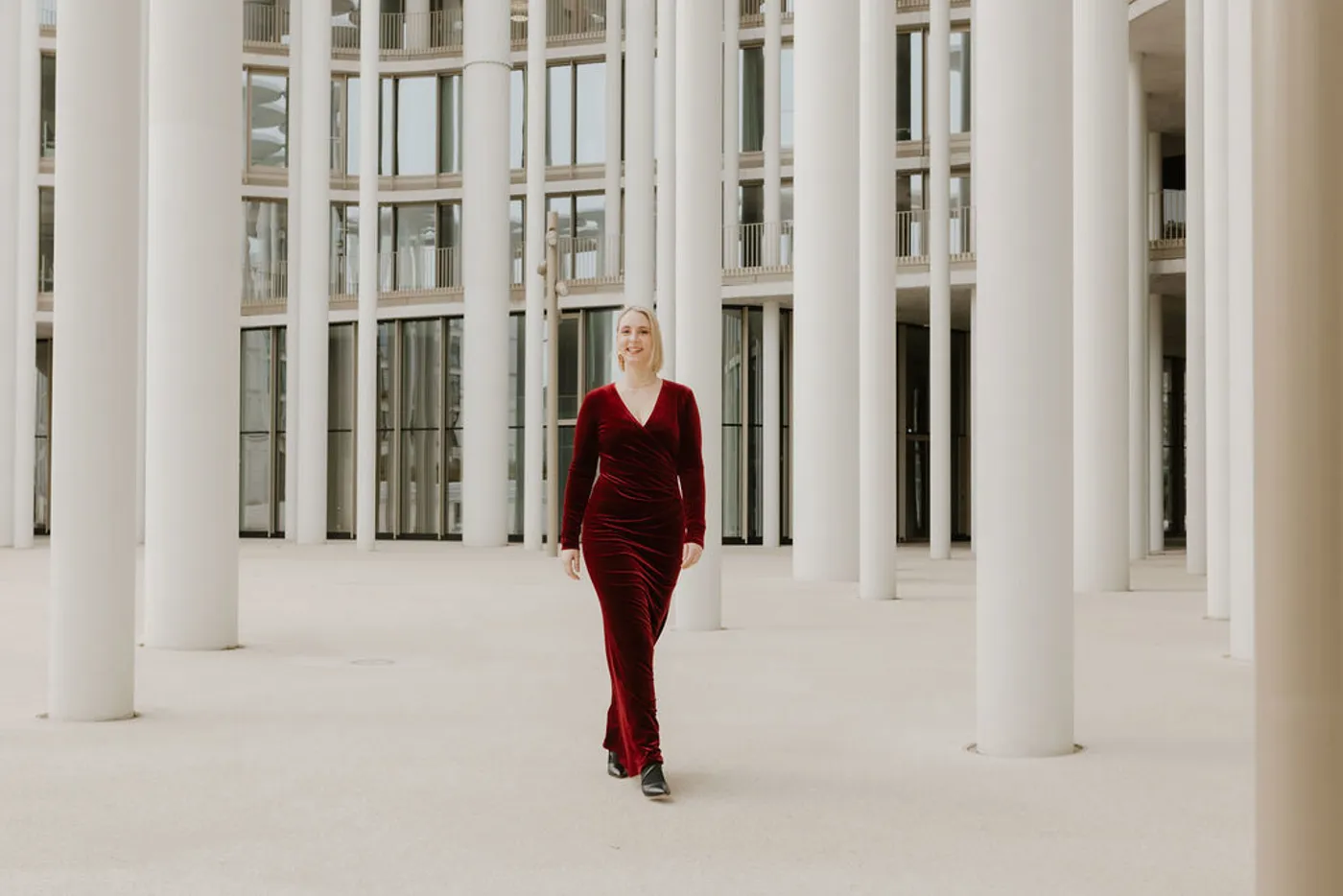 L rotes Kleid weit weg
